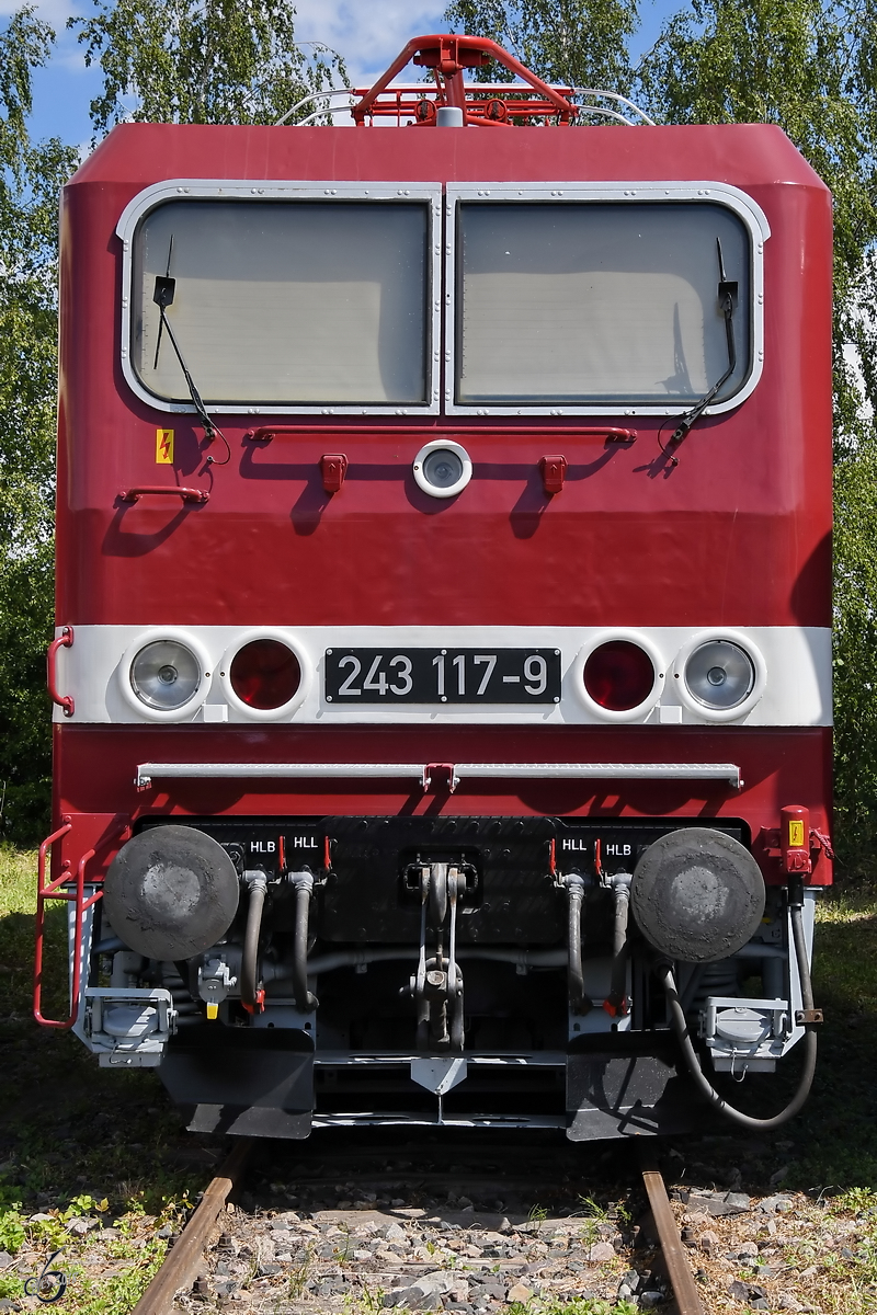 Die Elektrolokomotive 243 117-9 stand Mitte August 2018 im Eisenbahnmuseum Weimar. 