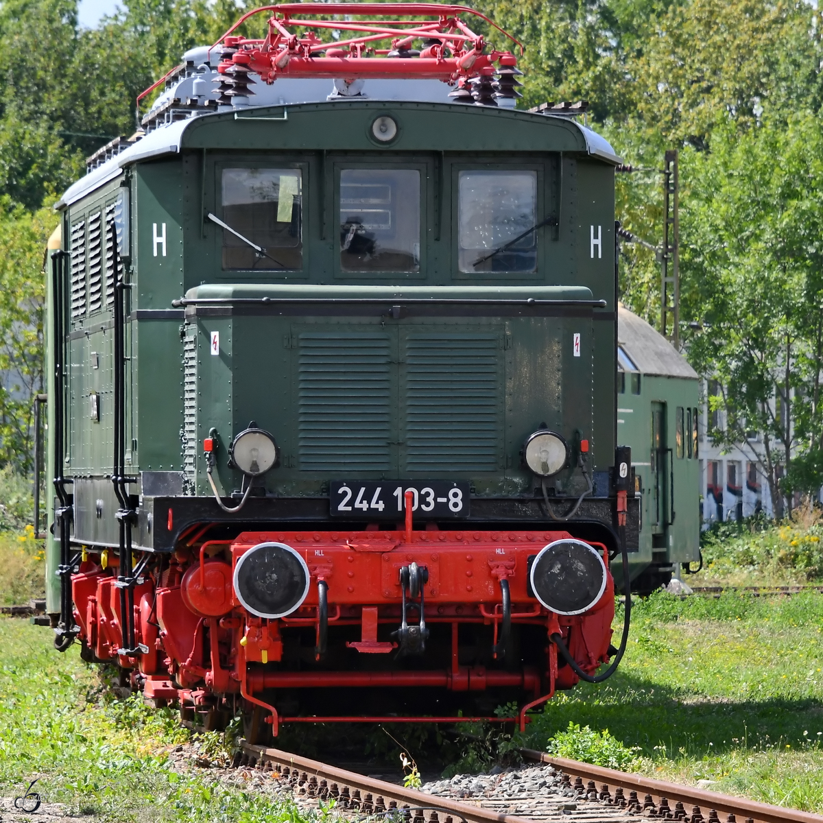 Die Elektrolokomotive 244 103-8 war Mitte August 2018 im Eisenbahnmuseum Weimar zu sehen.