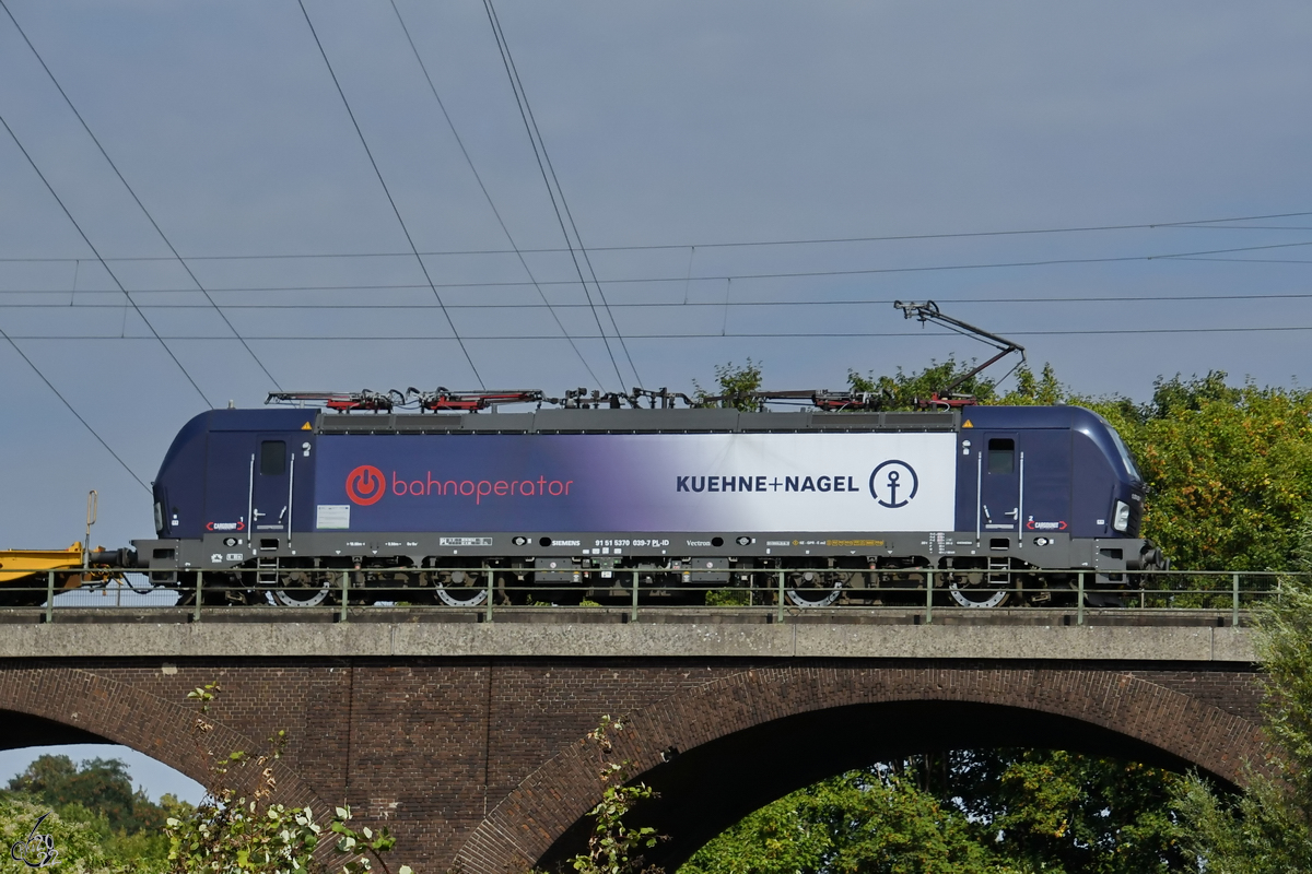 Die Elektrolokomotive 370 039-7 befährt die Hochfelder Eisenbahnbrücke, so gesehen Ende August 2022 in Duisburg.