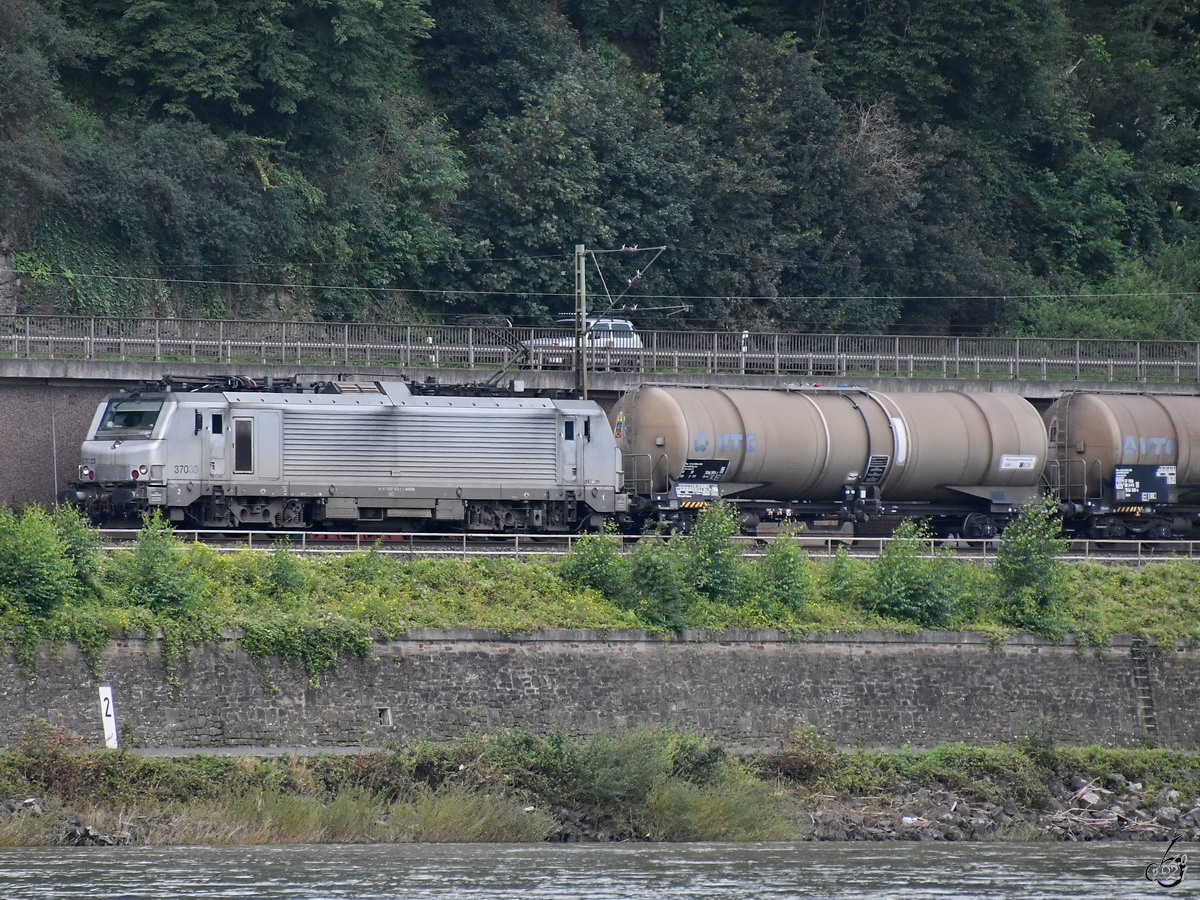 Die Elektrolokomotive 37033 zog einen Kesselzug die linke Rheinstrecke entlang. (Remagen, August 2021)