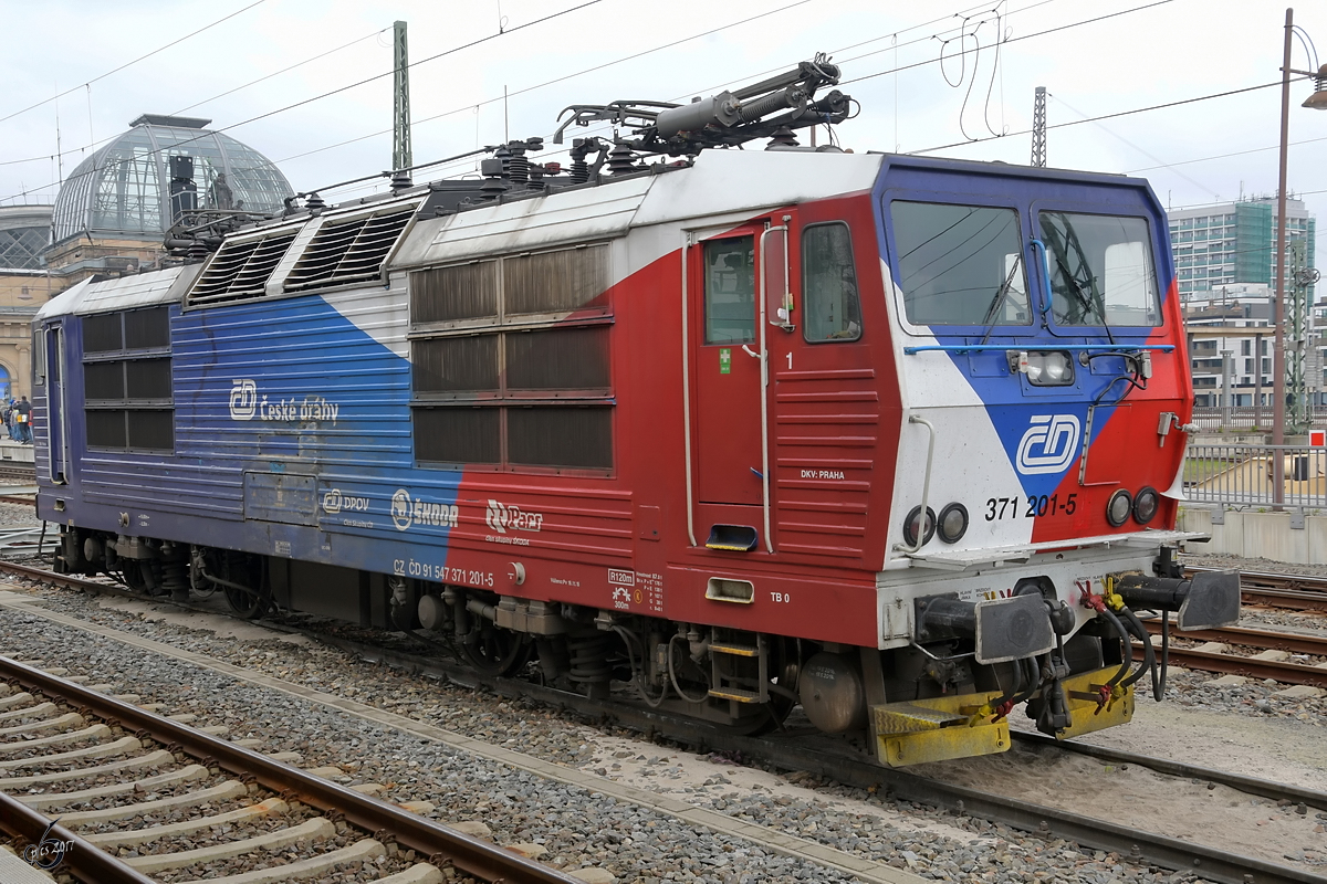 Die Elektrolokomotive 371 201-5 war Anfang April 2017 am Dresdener Hauptbahnhof abgestellt.