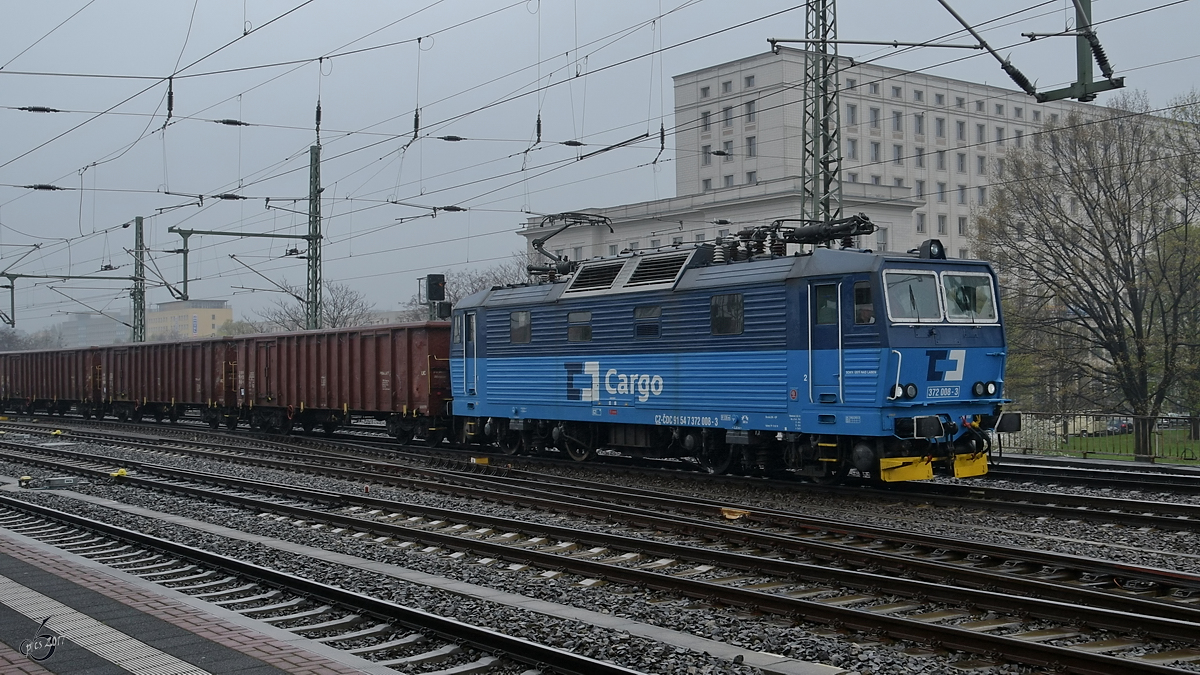 Die Elektrolokomotive 372 008-3 war Anfang April 2017 mit einem Güterzug in der Nähe des Dresdener Hauptbahnhofes zu sehen.