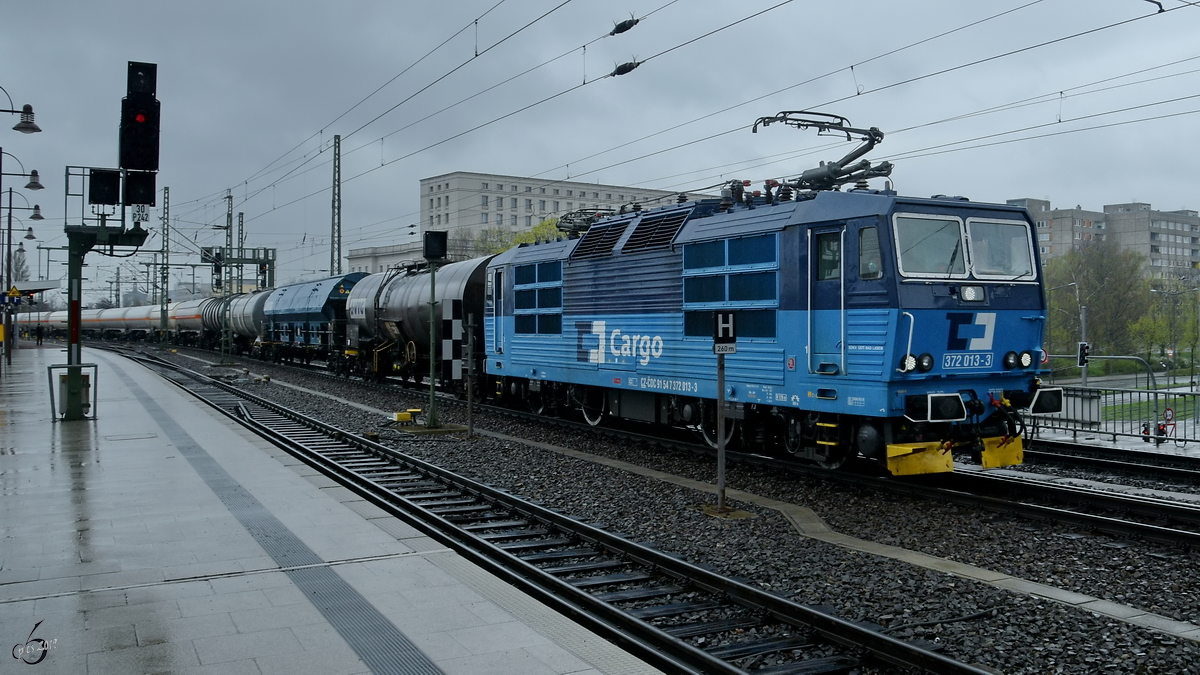 Die Elektrolokomotive 372 013-3 Anfang April 2017 in der Nähe des Dresdener Hauptbahnhofes.