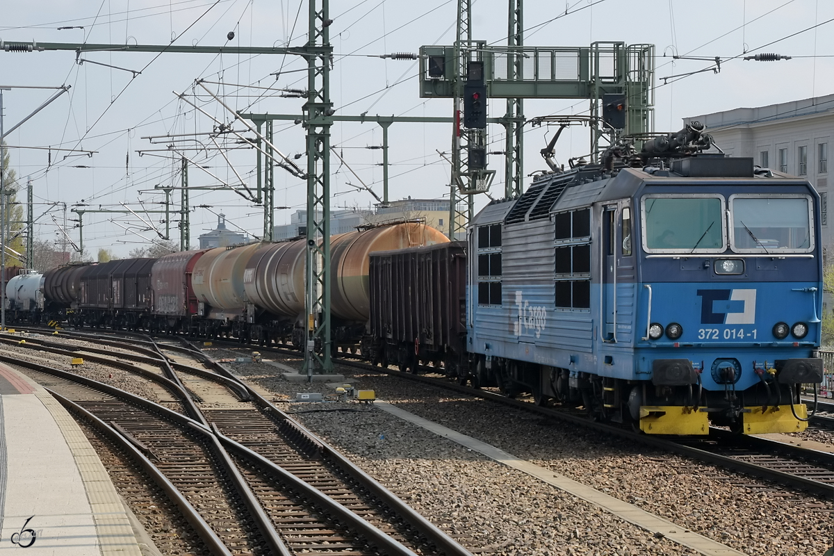 Die Elektrolokomotive 372 014-1 war Anfang April 2017 mit einem Güterzug in der Nähe des Dresdener Hauptbahnhofes zu sehen.
