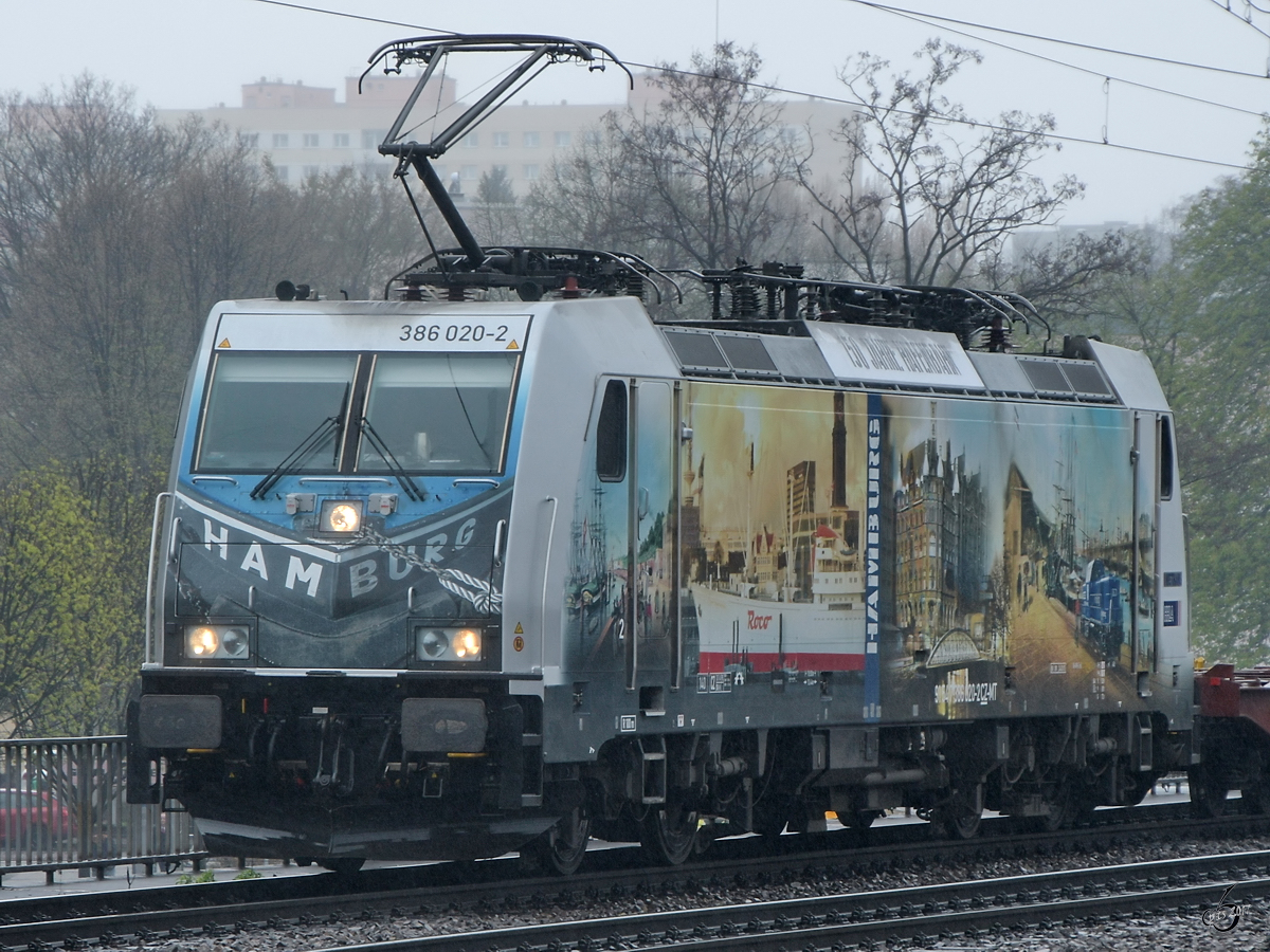Die Elektrolokomotive 386 020-2 war Anfang April 2017 in der Nähe des Dresdener Hauptbahnhofes zu sehen.