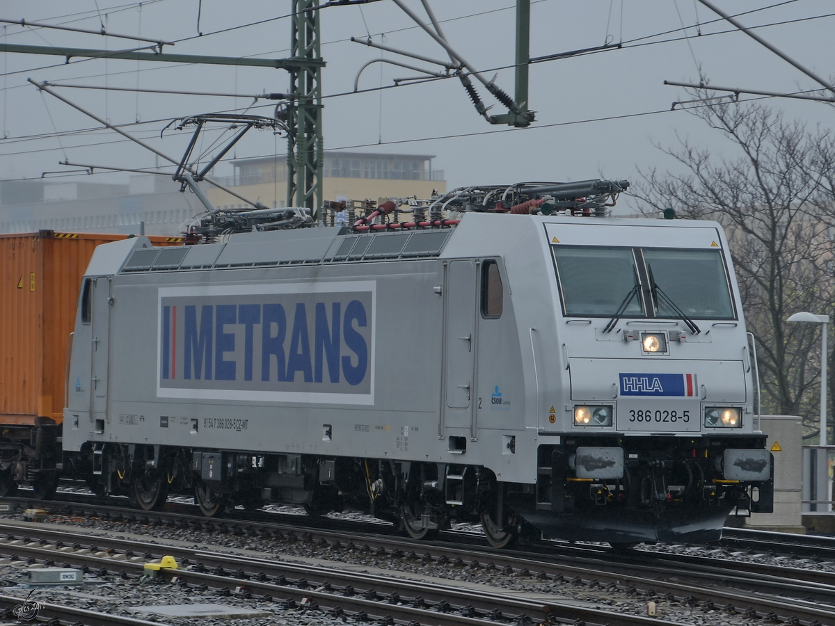 Die Elektrolokomotive 386 028-5 war Anfang April 2017 mit einem Güterzug in der Nähe des Dresdener Hauptbahnhofes zu sehen. 
