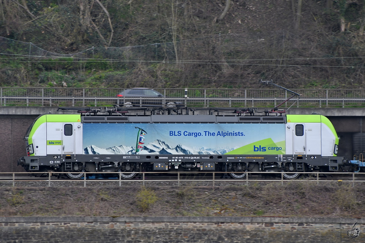 Die Elektrolokomotive 475 415-6 war Mitte April 2021 auf der linken Rheinstrecke bei Remagen zu sehen.