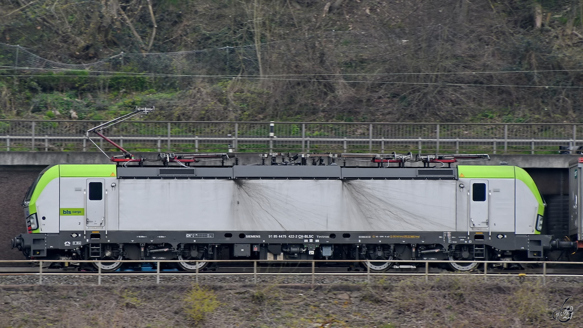 Die Elektrolokomotive 475 422-2 war Mitte April 2021 auf der linken Rheinstrecke bei Remagen zu sehen.