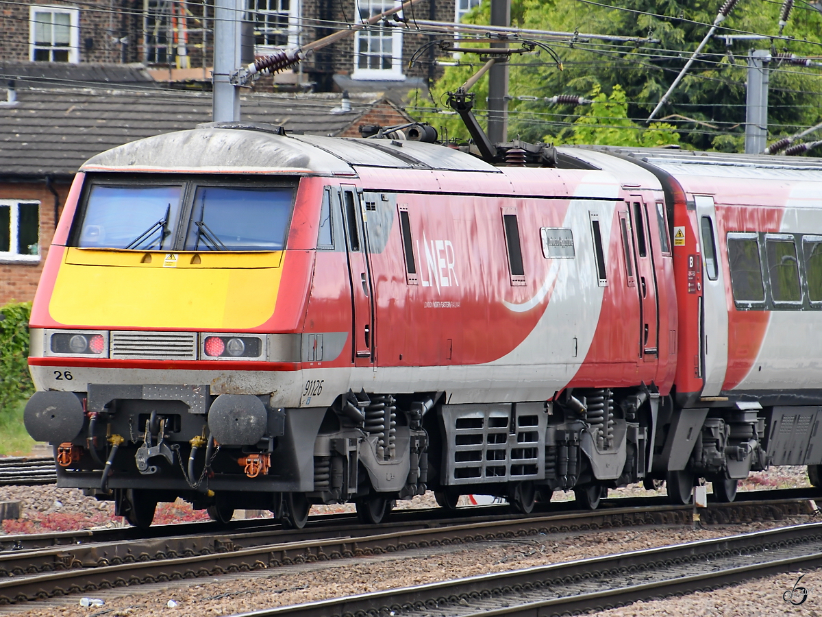 Die Elektrolokomotive 91126 der London North Eastern Railway Anfang Mai 2019 am Bahnhof in York.