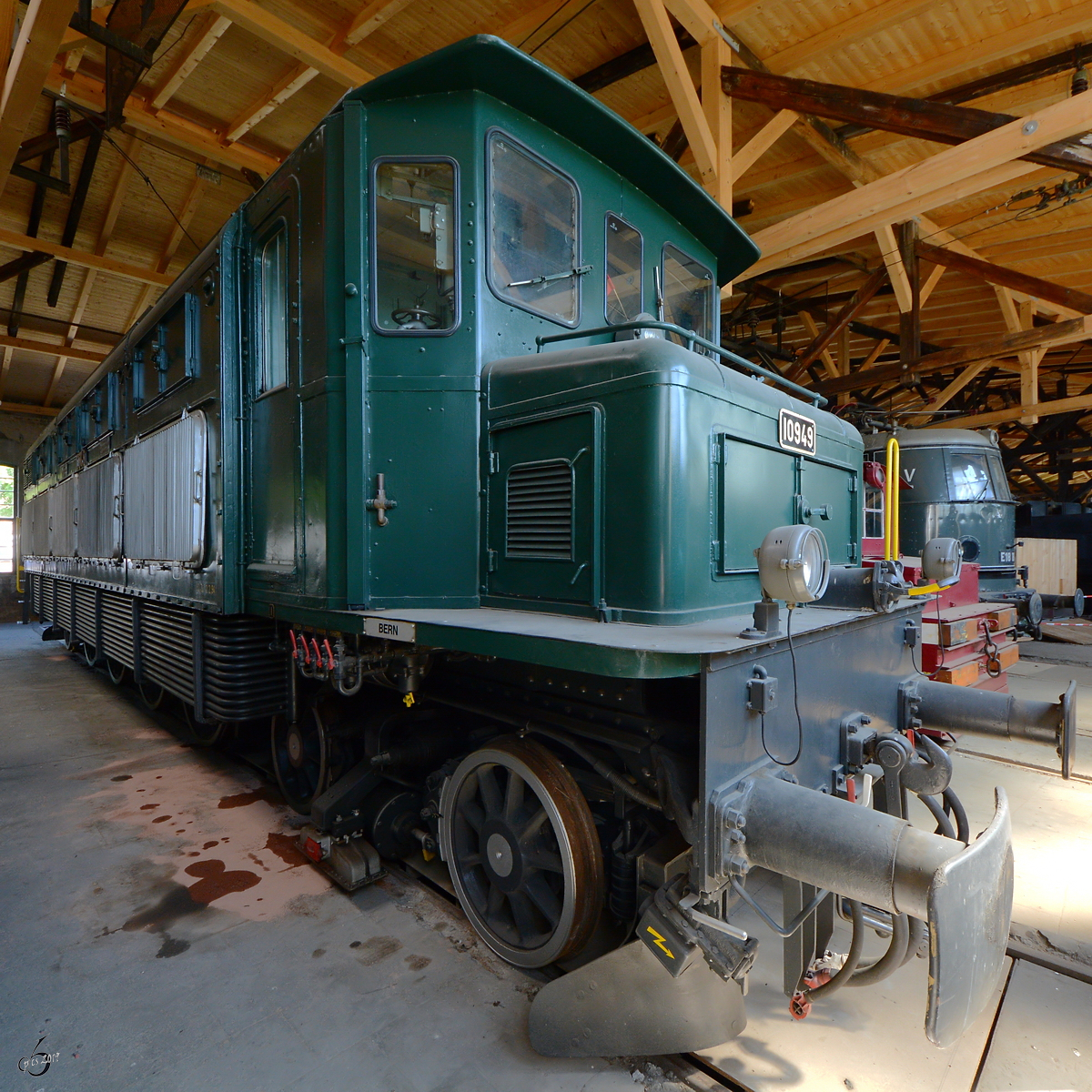 Die Elektrolokomotive Ae 4/7  10 949  wurde 1931 gebaut und war bis 1996 auf dem schweizerischen Streckennetz unterwegs. (Bahnpark Augsburg, Juni 2019) 