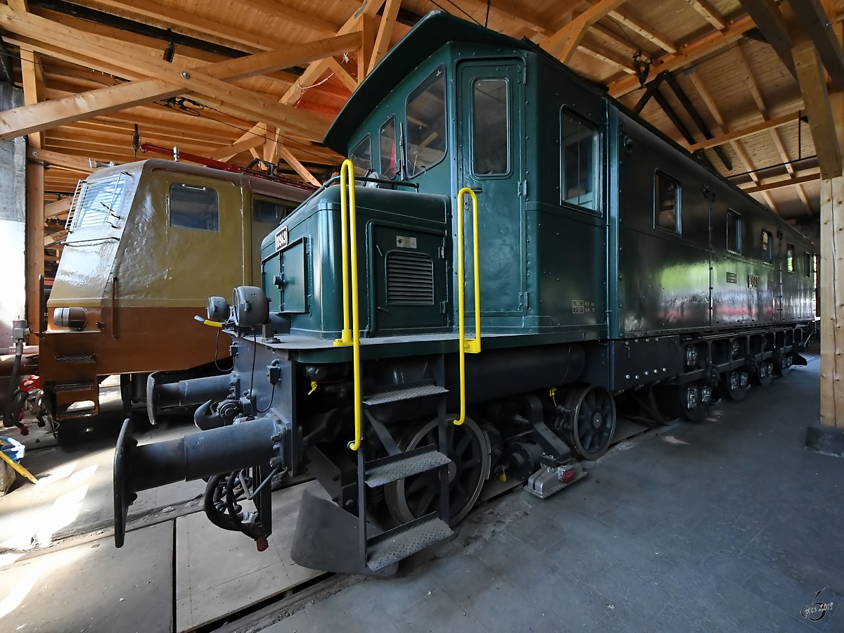 Die Elektrolokomotive Ae 4/7  10 949  wurde 1931 gebaut und war bis 1996 auf dem schweizerischen Streckennetz unterwegs. (Bahnpark Augsburg, Juni 2019)
