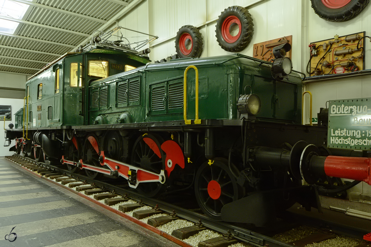 Die Elektrolokomotive Ce 6/8 Krokodil  14282  im Auto- und Technikmuseum Sinsheim. (Dezember 2014)