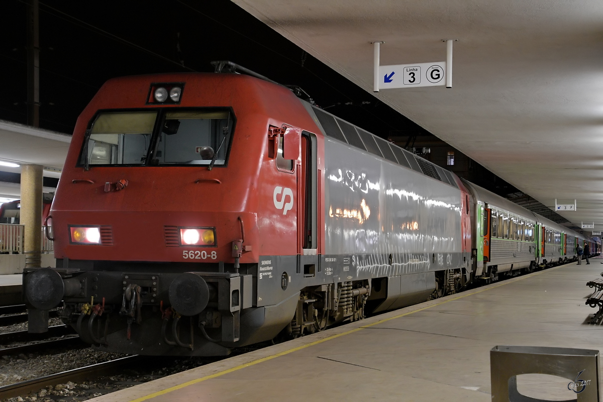 Die Elektrolokomotive CP 5620-8 nach der Ankunft am Bahnhof Lissabon Santo Apolonia. (Januar 2017)