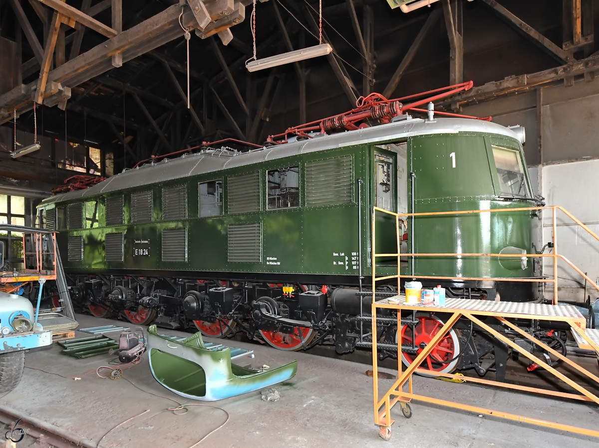 Die Elektrolokomotive E 18 24 befindet sich momentan in der Aufarbeitung. (Eisenbahnmuseum Weimar, August 2018)