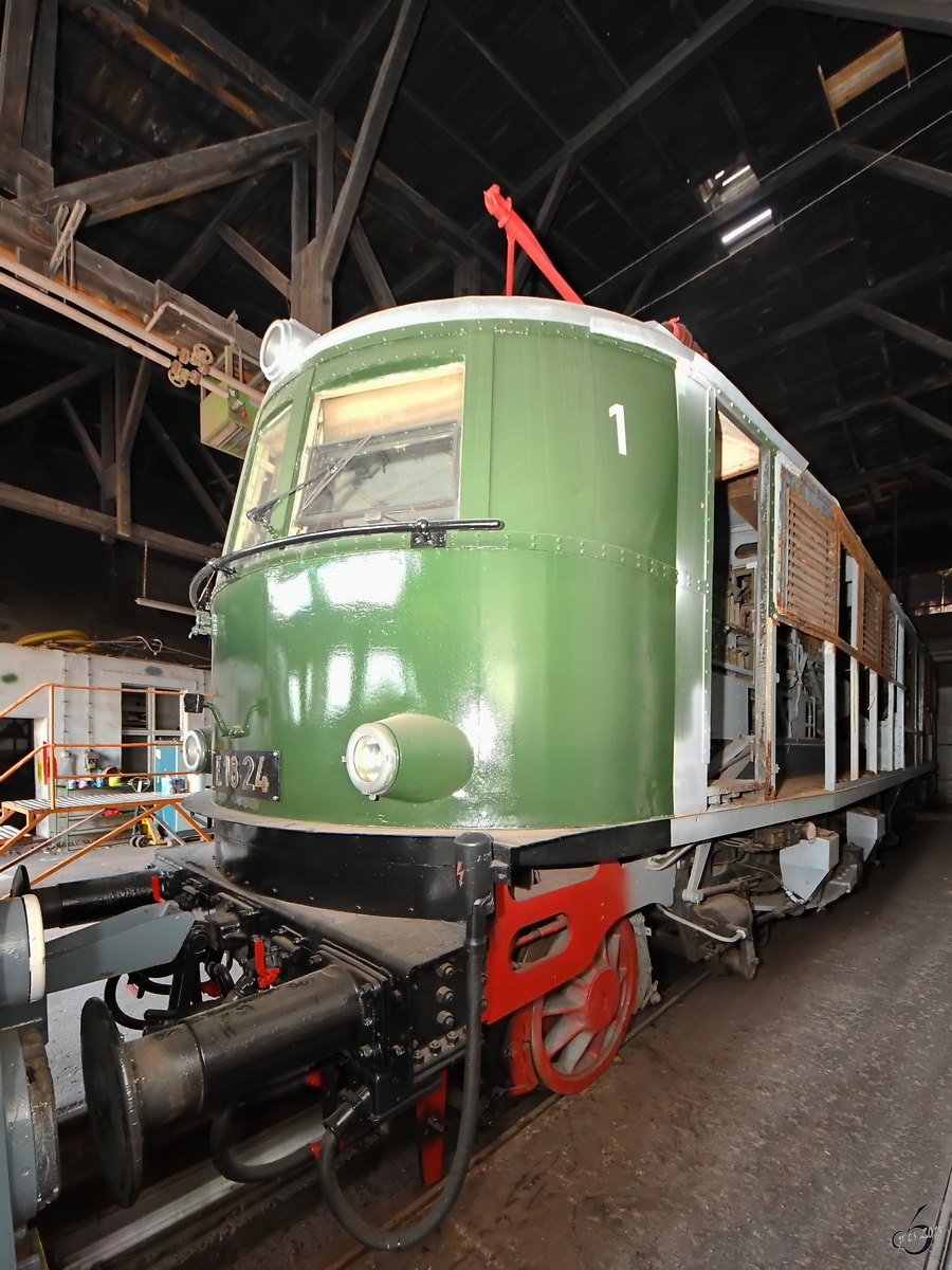 Die Elektrolokomotive E 18 24 befindet sich momentan in der Aufarbeitung. (Eisenbahnmuseum Weimar, August 2018)