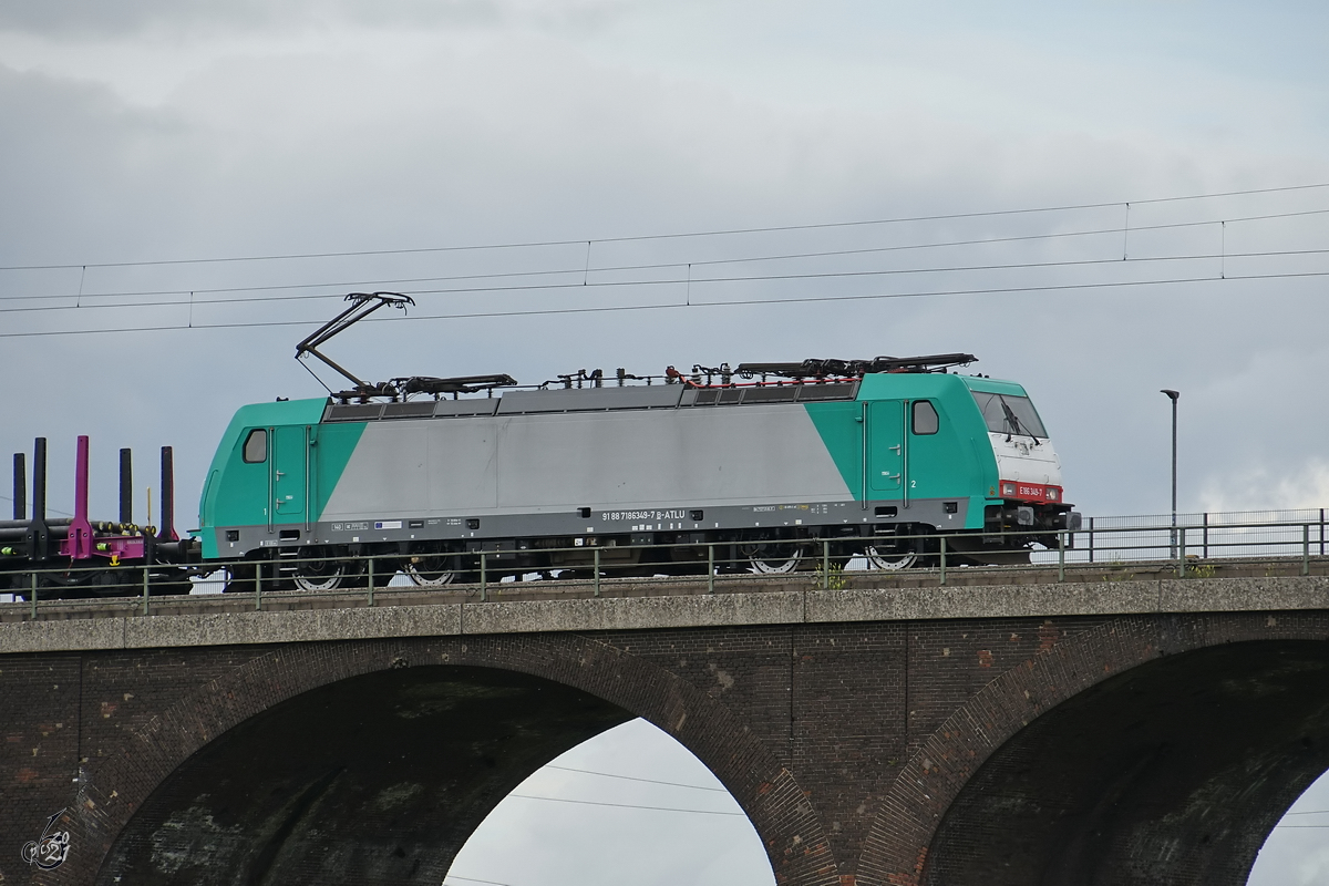 Die Elektrolokomotive E 186 349-7 zog Anfang Mai 2021 einen Güterzug über die Hochfelder Eisenbahnbrücke in Duisburg.