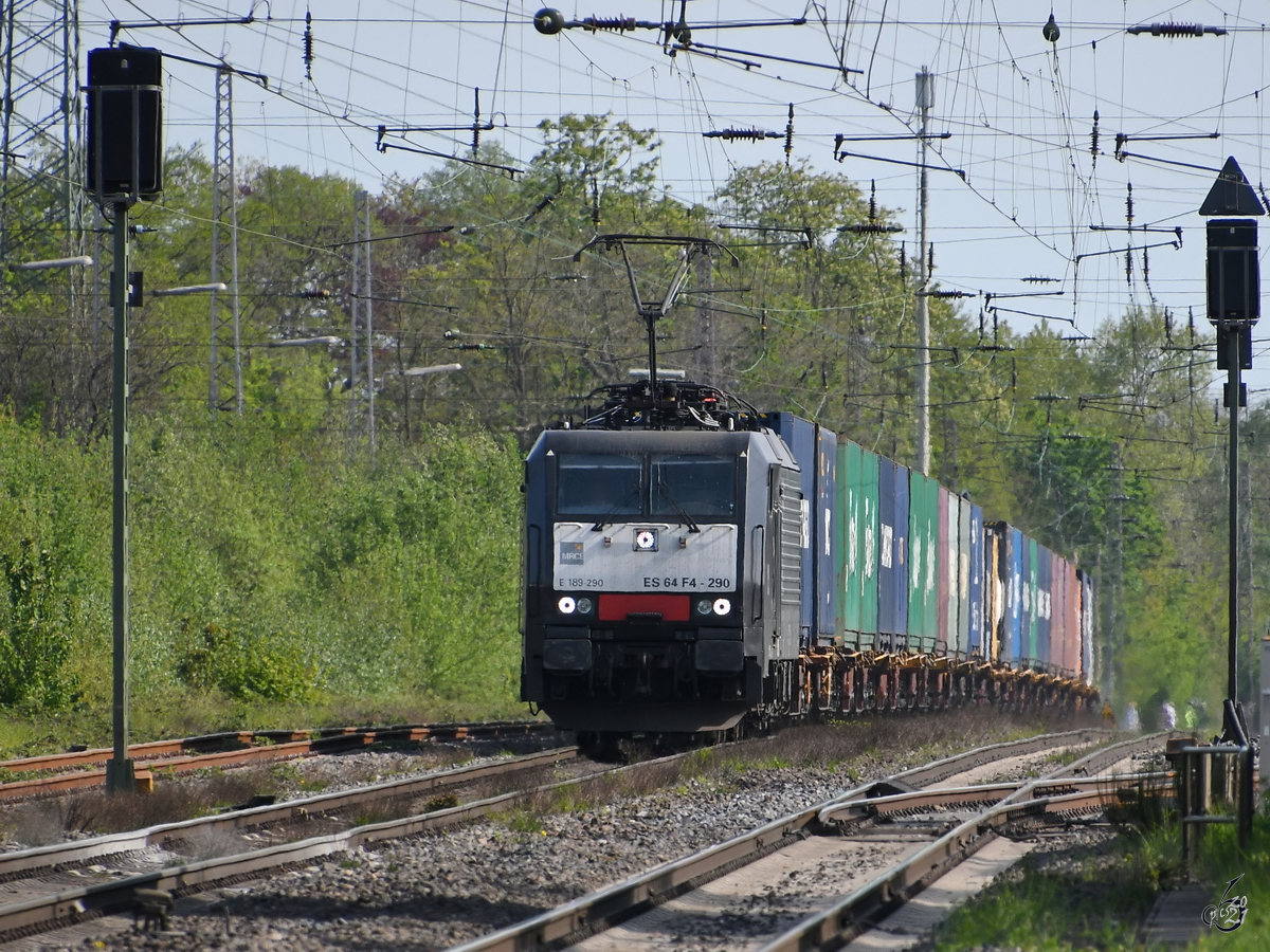 Die Elektrolokomotive E 189-290 (ES64F4-290) war Anfang Mai 2021 in Lintorf mit einem Containerzug zu sehen.