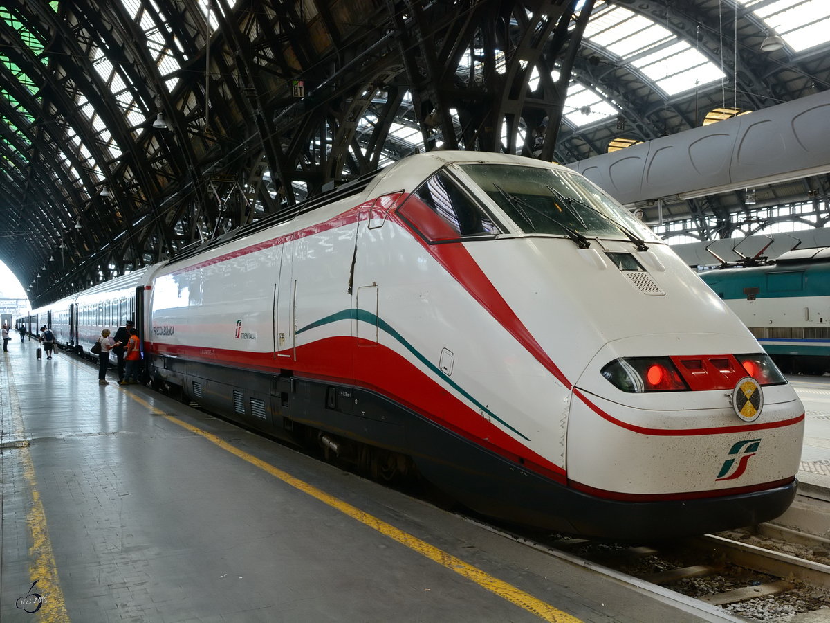 Die Elektrolokomotive E 414 im Zentralbahnhof von Mailand. (Juni 2014)