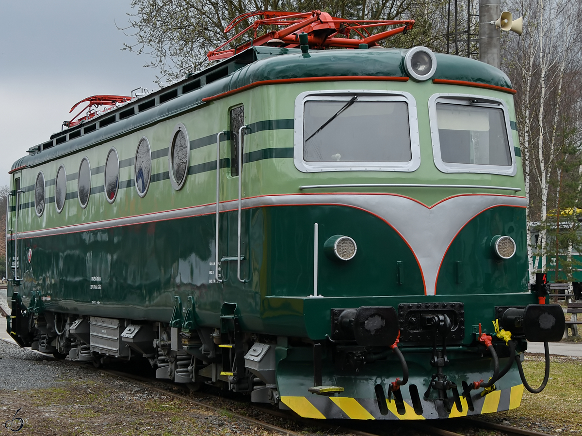 Die Elektrolokomotive E 499 101 Anfang April 2018 im Eisenbahnmuseum Lužná u Rakovníka.