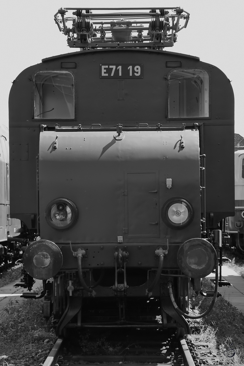 Die Elektrolokomotive E 71 19 im August 2018 im Eisenbahnmuseum Koblenz.