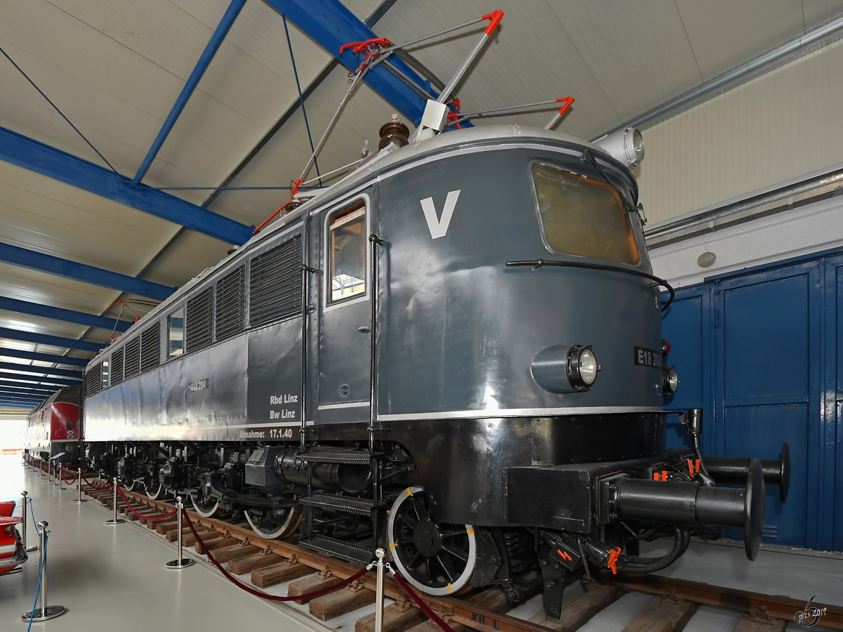Die Elektrolokomotive E18 204, gebaut 1940 bei AEG in Wien ist im Oldtimermuseum Prora ausgestellt. (April 2019)