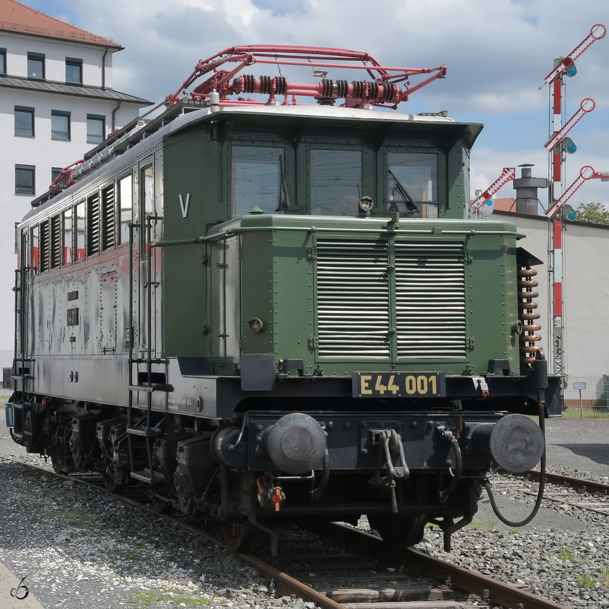 Die Elektrolokomotive E44 001 stand Mitte Mai 2017 im Verkehrsmuseum Nürnberg.