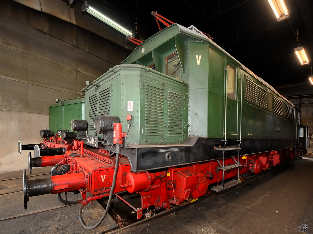 Die Elektrolokomotive E44 045 stand Ende September 2020 im Sächsischen Eisenbahnmuseum Chemnitz-Hilbersdorf. 