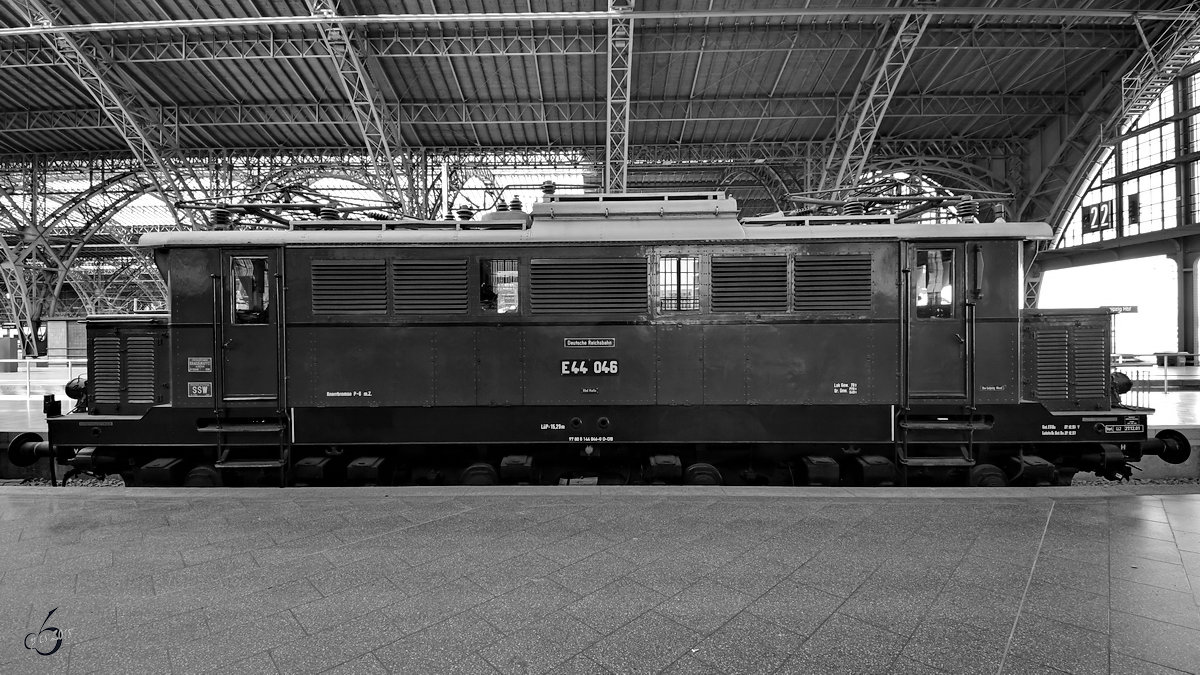 Die Elektrolokomotive E44 046 im April 2018 auf dem Museumsgleis des Leipziger Hauptbahnhofes.