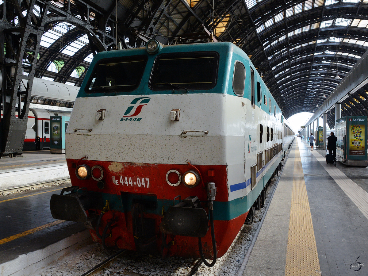 Die Elektrolokomotive E.444 047 im Zentralbahnhof von Mailand. (Juni 2014)