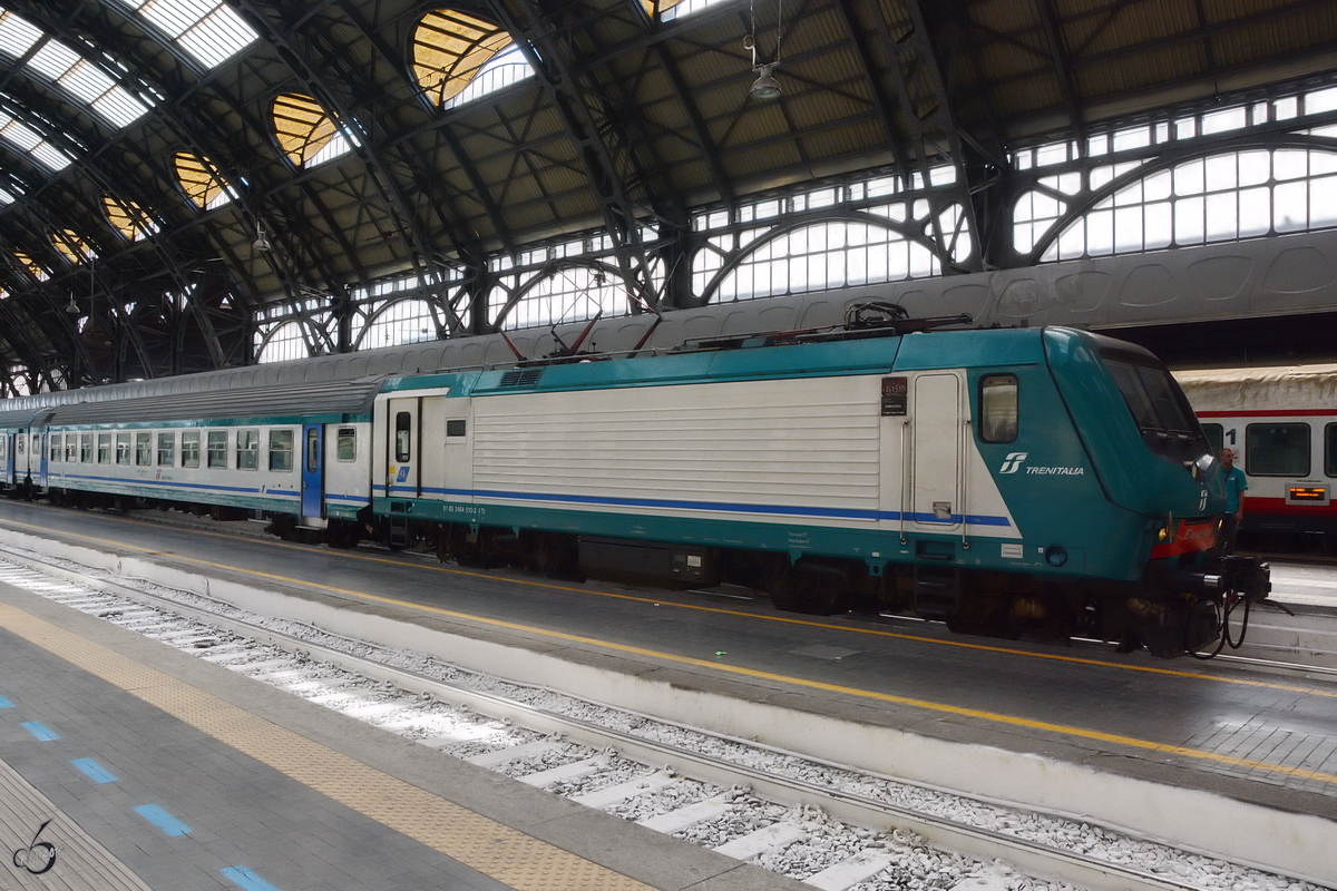 Die Elektrolokomotive E.464 510 im Zentralbahnhof von Mailand. (Juni 2014)
