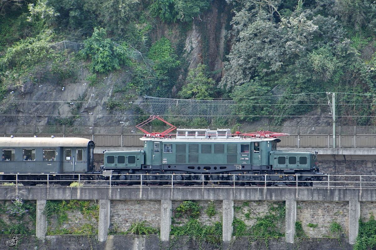 Die Elektrolokomotive E94 088 war Anfang August 2021 bei Remagen zu sehen.