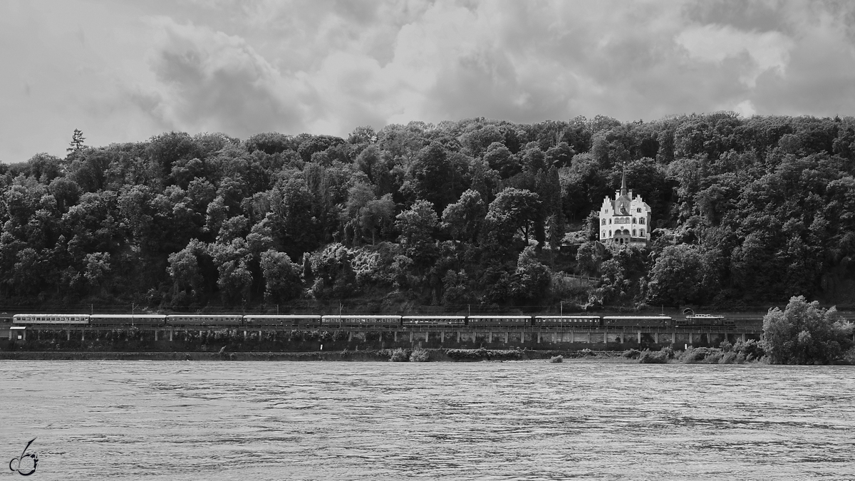Die Elektrolokomotive E94 088 zog Anfang August 2021 einen Sonderzug die linke Rheinstrecke bei Remagen entlang.