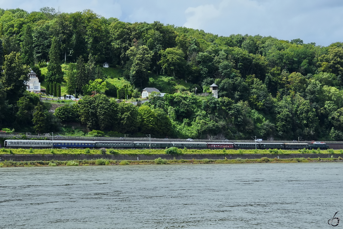 Die Elektrolokomotive E94 088 zog Anfang August 2021 einen Sonderzug die linke Rheinstrecke bei Remagen entlang.