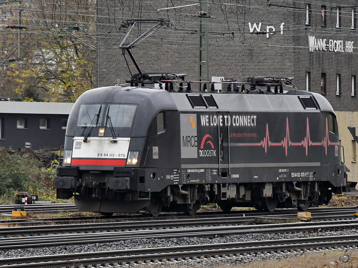 Die Elektrolokomotive ES 64 U2 - 070 rangiert Anfang Dezember 2019 in Wanne-Eickel.