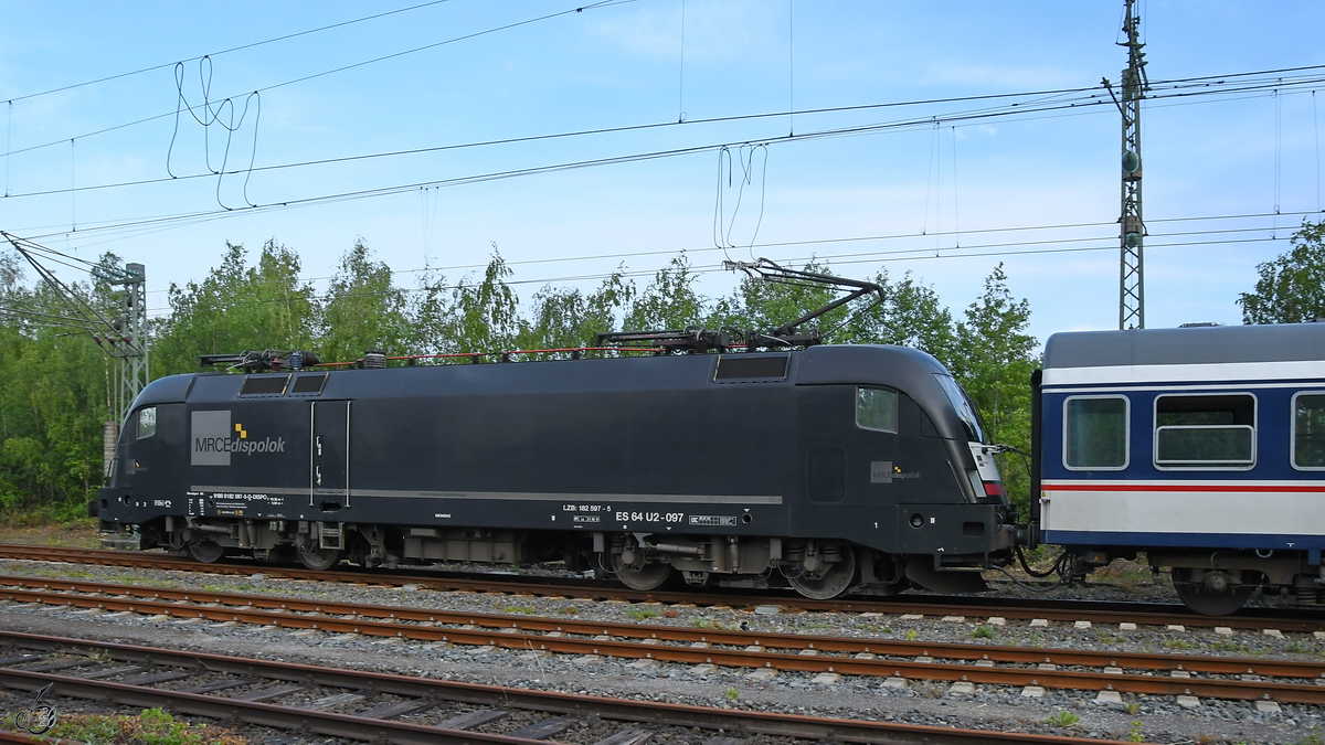 Die Elektrolokomotive ES 64 U2 - 097 Anfang Mai 2020 in Hattingen.