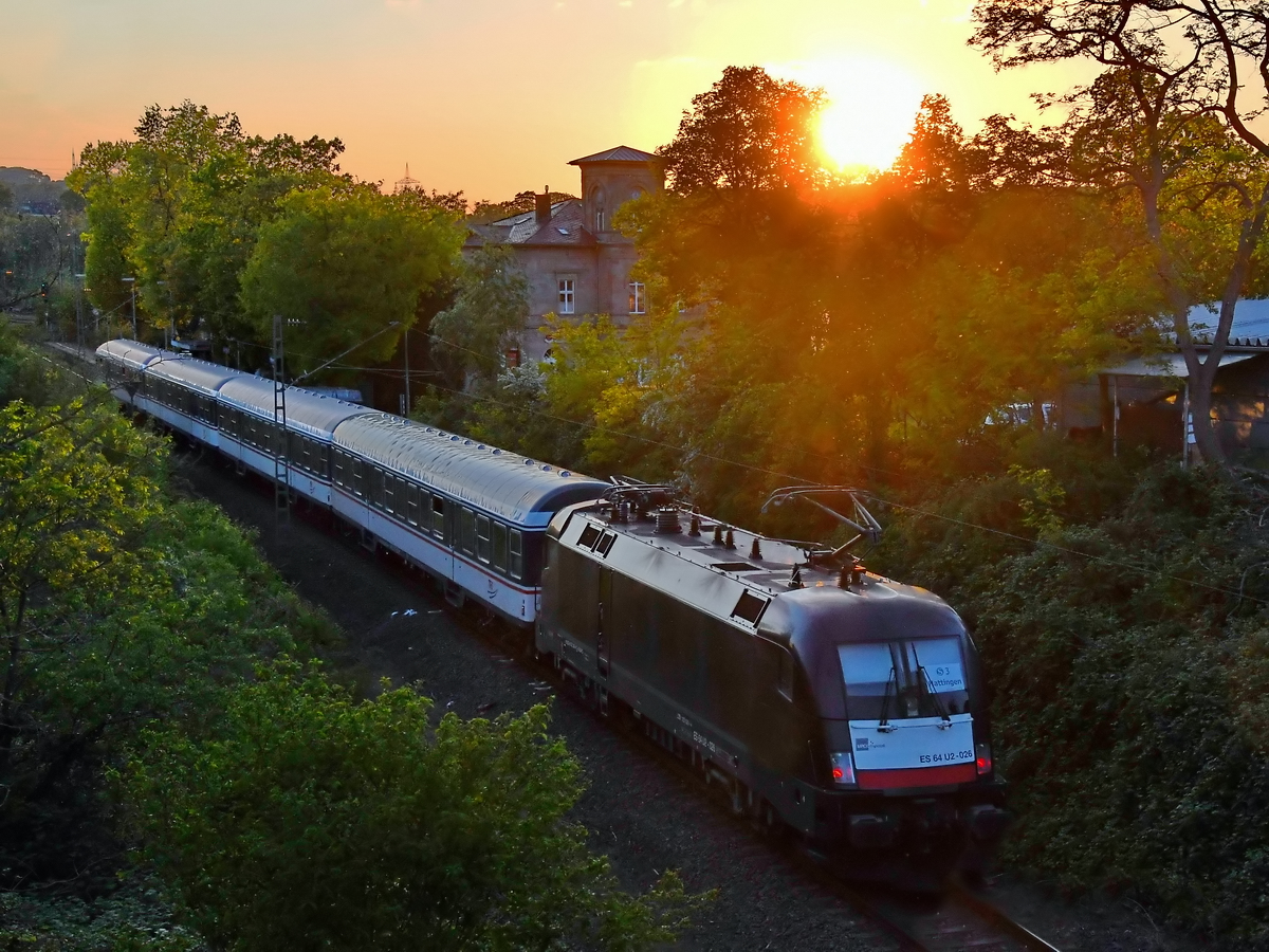 Die Elektrolokomotive ES 64 U2 - 026 mit einer TRI-Garnitur Anfang Mai 2020 in der Hattinger Abendsonne.