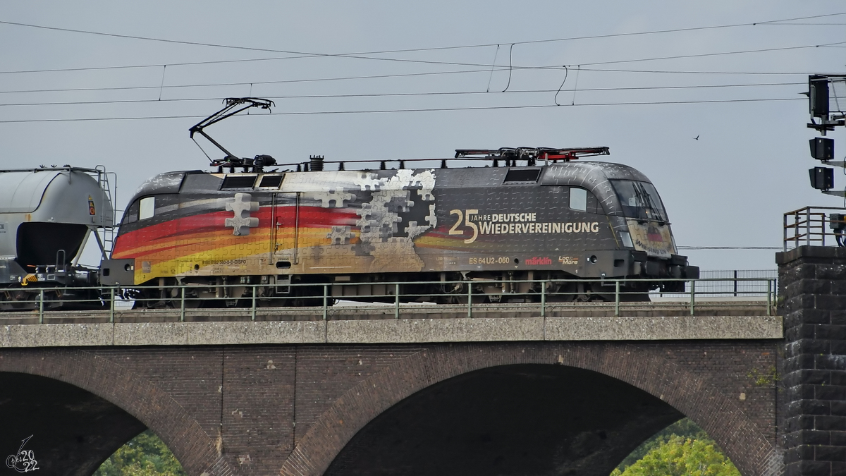 Die Elektrolokomotive ES64U2-060 befährt die Hochfelder Eisenbahnbrücke, so gesehen Ende August 2022 in Duisburg.