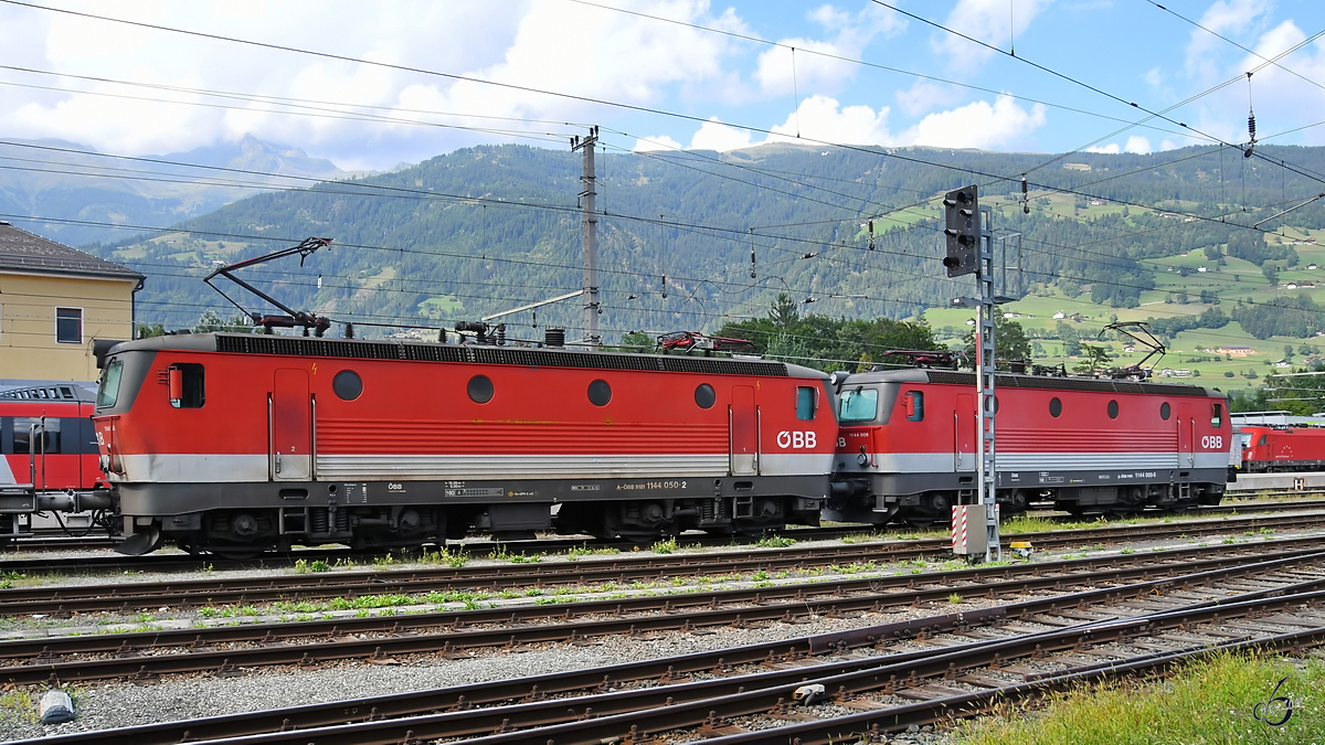 Die Elektrolokomotiven 1144 050-2 & 1144 009-8 der ÖBB waren Ende August 2019 am Bahnhof Lienz zu sehen.