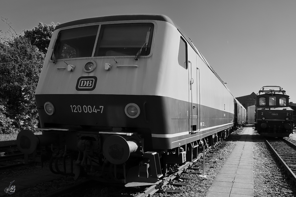 Die Elektrolokomotiven 120 004-7 und E69 03 waren Anfang September 2021 im Außenbereich des Eisenbahnmuseums in Koblenz ausgestellt.