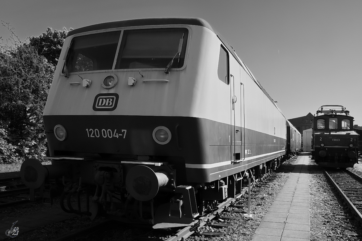 Die Elektrolokomotiven 120 004-7 und E69 03 waren Anfang September 2021 im Außenbereich des Eisenbahnmuseums in Koblenz ausgestellt.