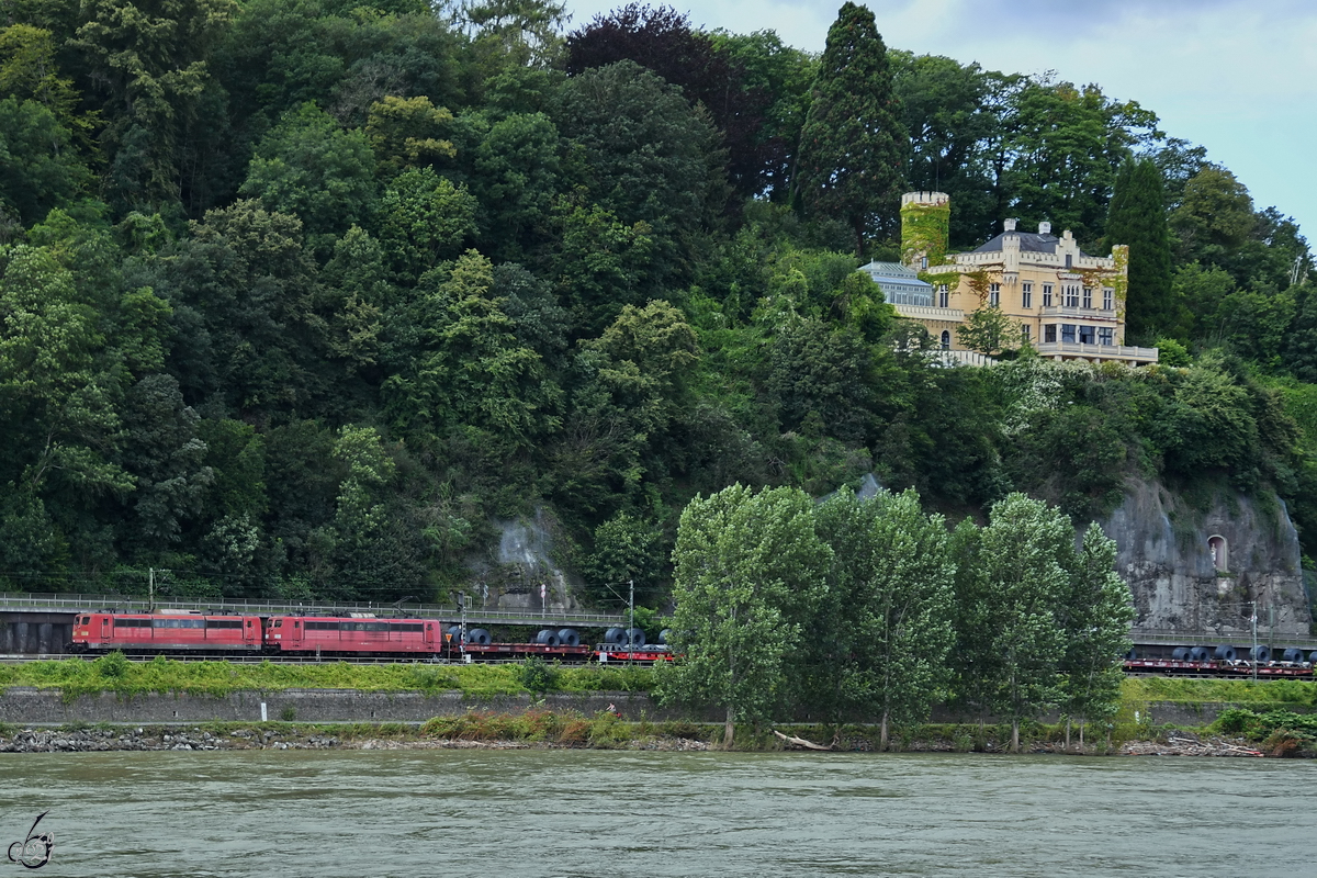 Die Elektrolokomotiven 151 031-2 und 151 086-6 waren auf der linken Rheinstrecke unterwegs. (Remagen, August 2021)