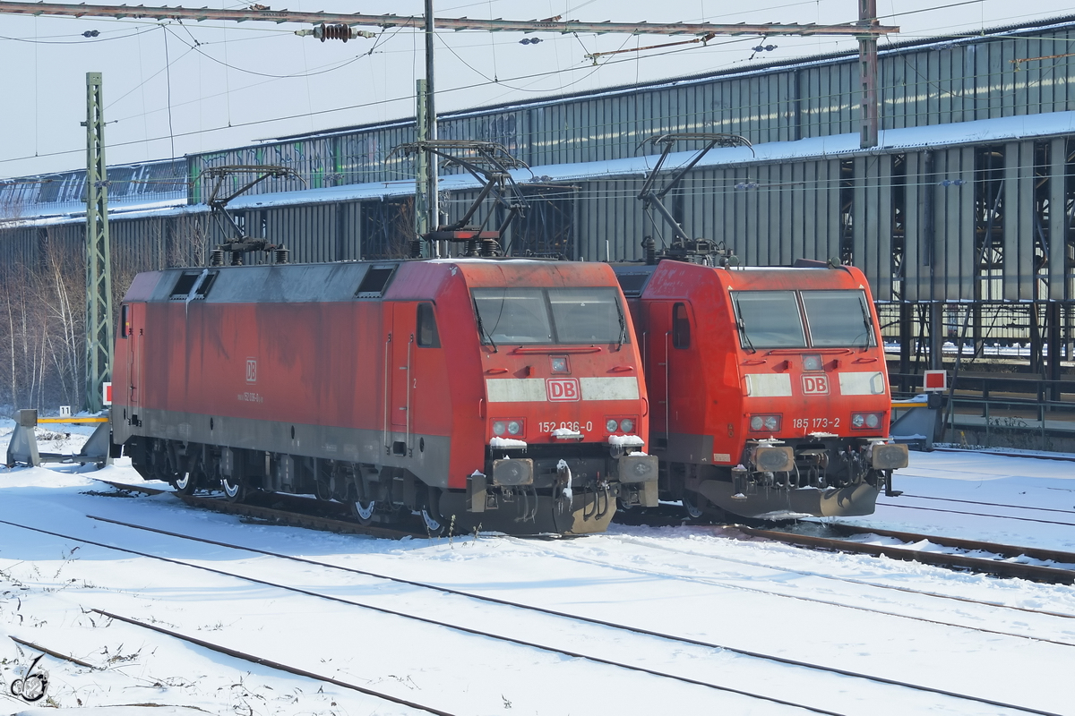 Die Elektrolokomotiven 152 036-0 & 185 173-2 warten am Hauptbahnhof Wanne-Eickel auf den nächsten Einsatz. (Februar 2021)
