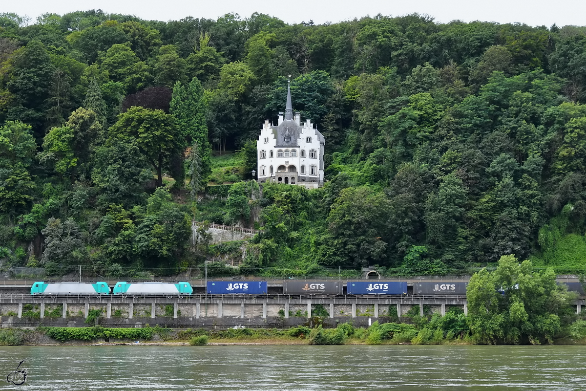 Die Elektrolokomotiven 186 224-2 & 186 228-3 ziehen einen Containerzug die linke Rheinstrecke entlang. (Remagen, August 2021)