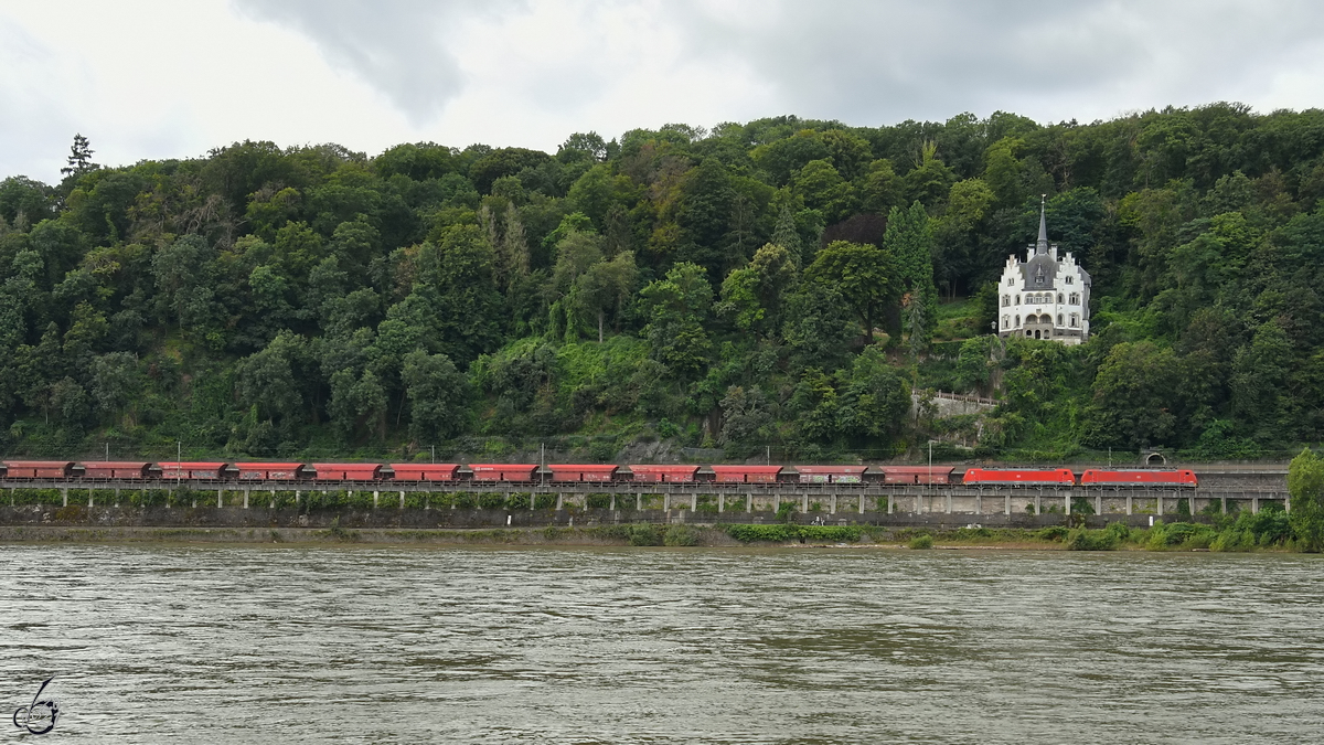 Die Elektrolokomotiven 189 046-6 und 189 034-2 ziehen einen Erzzug die linke Rheinstrecke entlang. (Remagen, August 2021)