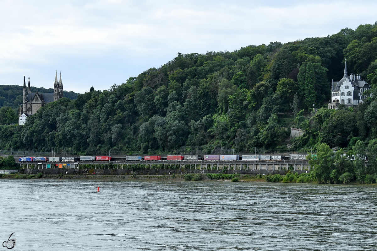 Die Elektrolokomotiven 482 041-1 & 482 003-1 ziehen einen Trailerzug die linke Rheinstrecke entlang. (Remagen, August 2021)