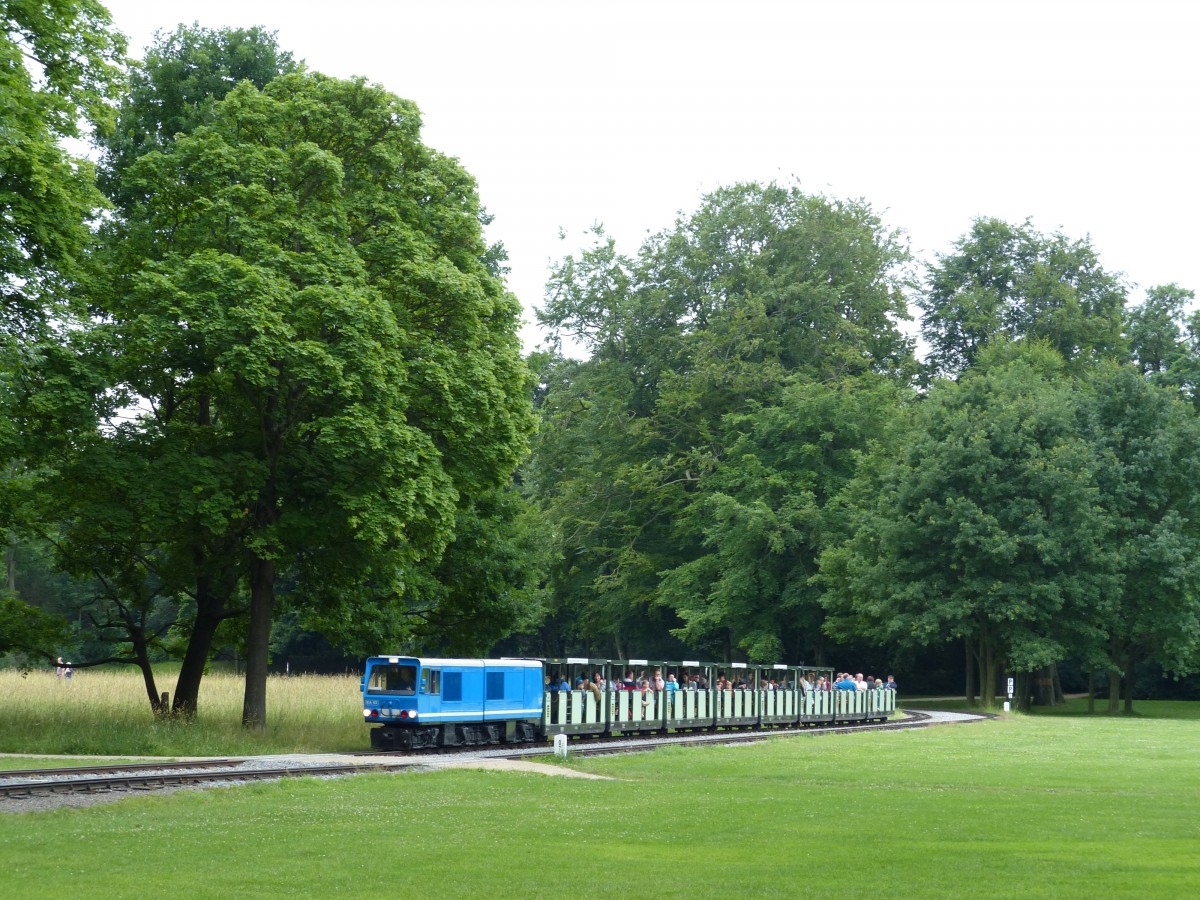 Die Elektrospeicherlokomotive EA02 der Dresdner Parkeisenbahn erinnert stark an die E-Loks der Deutschen Reichsbahn. Sie wurde 1982 in Dresden gebaut. 29.6.2014
