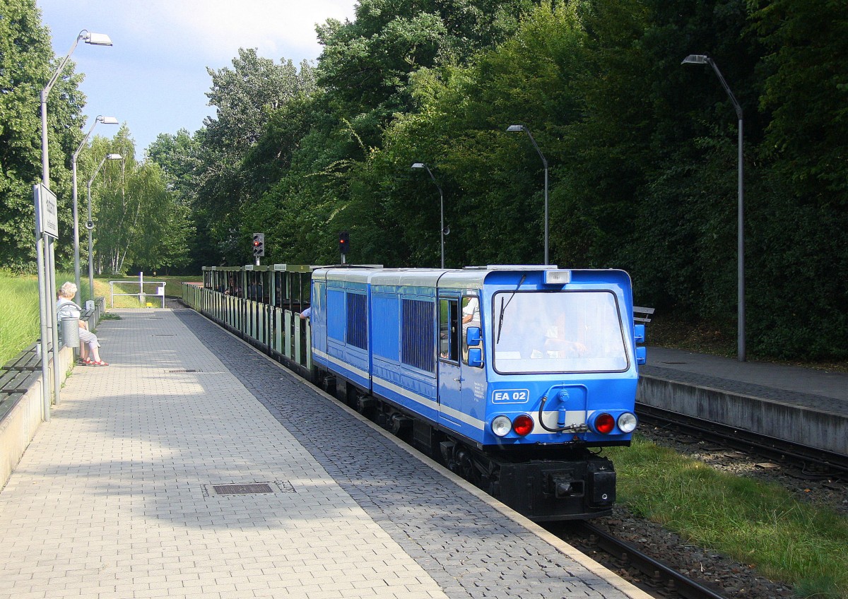 Die Elektrospeicherlokomotive EA02 der Dresdner Parkeisenbahn.
Bei Sommerwetter am  Nachmittag vom 23.7.2015.