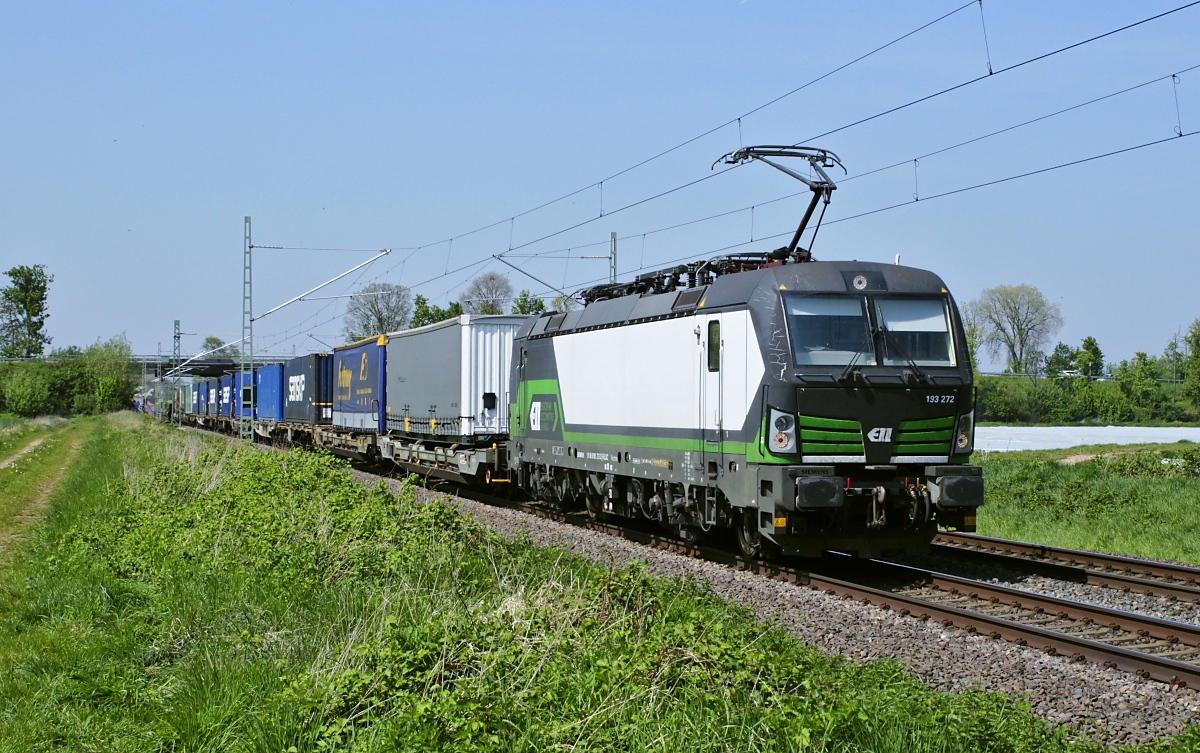 Die ELL-193 272 ist am 28.04.2022 bei Bornheim in Richtung Süden unterwegs