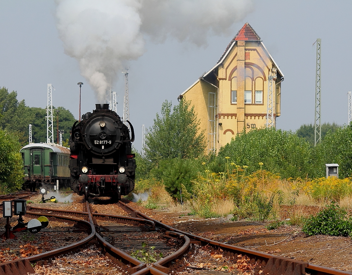 Die  Else  52 8177-9 der Berliner Dampflokfreunde macht Fhrerstandsfahrten beim 10. Berliner Eisenbahnfest im Bw Berlin Schneweide am 31.08.2013.
An dieser Stelle ein groes Dankeschn fr eine gelungene Veranstaltung.
