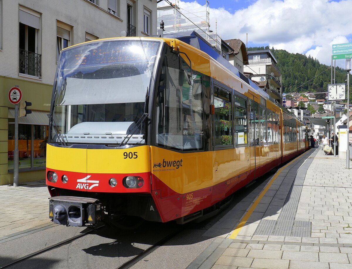 die Elztalbahn an der Haltestelle Uhlandplatz mitten in Bad Wildbad, Sept.2026